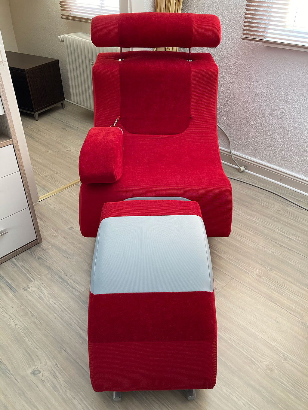 Sessel (mit Stauraumfach) + Hocker Stoff grau/rot