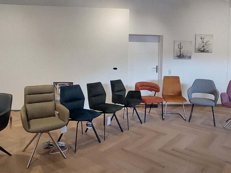 Große Auswahl an Stühlen und Hockern