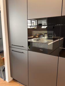 Küchenbereich mit Elektrogeräten und Stauraum bei Möbel Schmidt