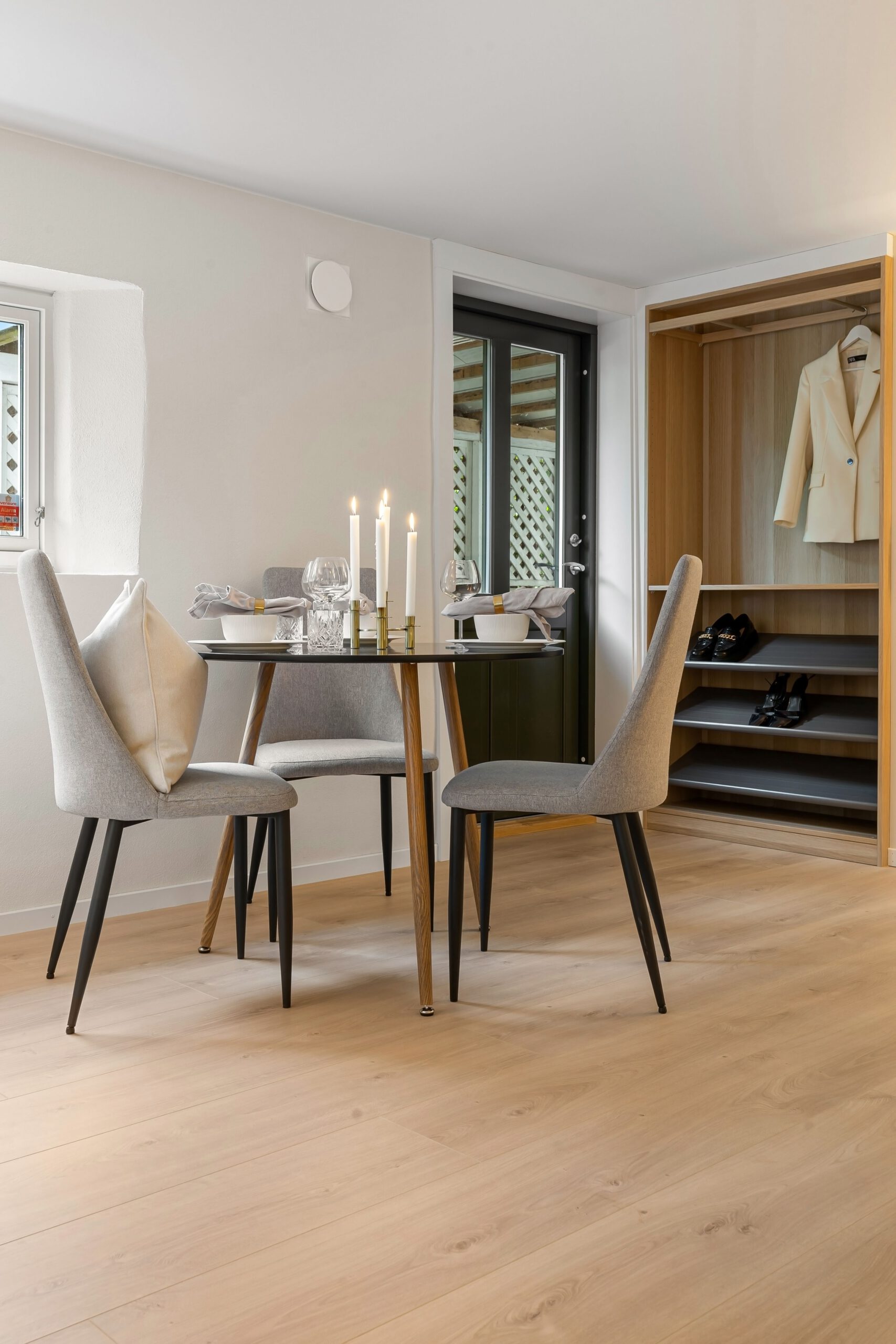 Esstisch und Stühle in creme (Beispielbild) bei Möbel Schmidt